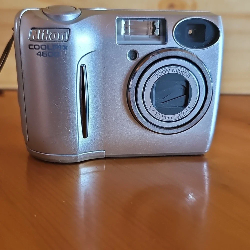 Nikon COOLPIX 4600 4.0MP Compact Digital Camera 3x Zoom Built-in Flash Silver